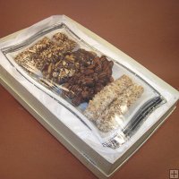 Vienesse Crunch and Peanut Clusters in Ceramic Tray